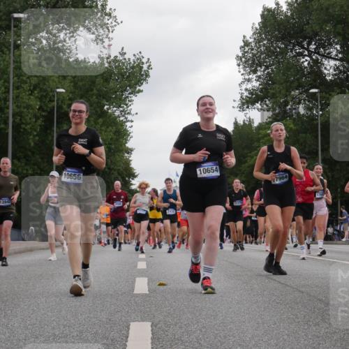 29.06.2025 - hella hamburg halbmarathon Luisa Fischer http://msf.ph/oto/8486650 29.06.2025 10:52:45 Kennedybrücke 13942, 10656, 6566, 2437, 2438, 10654, 11776, 7964, 1769, 15771, 1167, 1584, 2716, 3253, 4769, 5118, 7203, 7650, 7947, 7948, 8065, 10130, 10654 meine-sportfotos.de