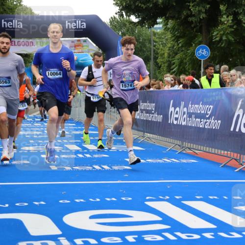 29.06.2025 - hella hamburg halbmarathon Strokosch-Dieckow http://msf.ph/oto/8486721 29.06.2025 10:45:17 Ziel 1697, 2188, 2367, 2470, 3186, 5706, 6054, 6375, 7087, 9105, 10064, 11469, 12783, 14703, 15563, 15636, 15651, 15741, 15760, 16513, 17120, 17499, 18346, 18407, 18718 meine-sportfotos.de