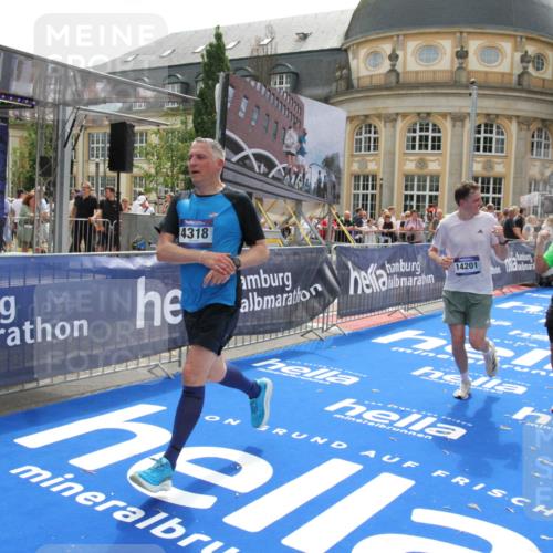 29.06.2025 - hella hamburg halbmarathon Michael Strokosch http://msf.ph/oto/8486754 29.06.2025 10:43:47 Ziel 1976, 4318, 6903, 6991, 7185, 9114, 9159, 11153, 11778, 11848, 13421, 14201, 14210, 15328, 15512, 15932, 16062, 16105, 18449, 19090 meine-sportfotos.de