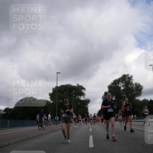 29.06.2025 - hella hamburg halbmarathon Luisa Fischer http://msf.ph/oto/8486756 29.06.2025 10:52:47 Kennedybrücke 10656, 10654, 17960, 1167, 2437, 2438, 2716, 3253, 4769, 5118, 5479, 5480, 7948, 8065, 10130, 10654 meine-sportfotos.de