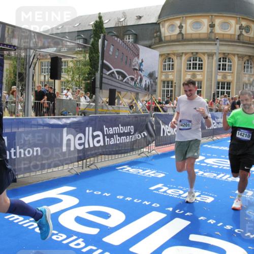 29.06.2025 - hella hamburg halbmarathon Michael Strokosch http://msf.ph/oto/8486794 29.06.2025 10:43:47 Ziel 1976, 4318, 6903, 6991, 7185, 9114, 9159, 11153, 11778, 11848, 13421, 14201, 14210, 15328, 15512, 15932, 16062, 16105, 18449, 19090 meine-sportfotos.de