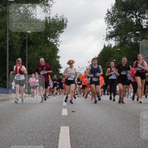 29.06.2025 - hella hamburg halbmarathon Luisa Fischer http://msf.ph/oto/8486852 29.06.2025 10:52:49 Kennedybrücke 105, 8461, 656, 11762, 11776, 15100, 2437, 2438, 5479, 1040, 1167, 2437, 2438, 2716, 3253, 4769, 5118, 5479, 5480, 7679, 10130, 10654, 10782 meine-sportfotos.de