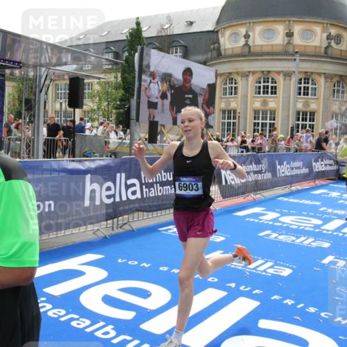29.06.2025 - hella hamburg halbmarathon Michael Strokosch http://msf.ph/oto/8486865 29.06.2025 10:43:48 Ziel 1976, 3437, 4318, 6903, 6991, 7185, 9114, 9159, 9374, 11153, 11778, 11848, 13421, 13897, 14201, 14210, 15328, 15512, 15932, 16062, 16105, 18650, 19090 meine-sportfotos.de