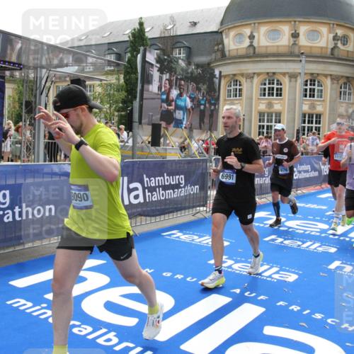 29.06.2025 - hella hamburg halbmarathon Michael Strokosch http://msf.ph/oto/8486930 29.06.2025 10:43:50 Ziel 1976, 3437, 5624, 5692, 6903, 6991, 7185, 9043, 9159, 9374, 11153, 11778, 11848, 13897, 14201, 14210, 15512, 16062, 16105, 18650, 19090 meine-sportfotos.de