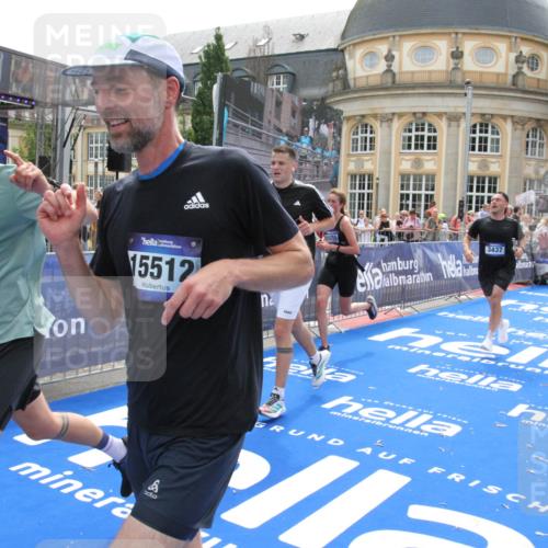 29.06.2025 - hella hamburg halbmarathon Michael Strokosch http://msf.ph/oto/8487142 29.06.2025 10:43:53 Ziel 1976, 3437, 3697, 3907, 5624, 5692, 7185, 8145, 9043, 9159, 9374, 10493, 11153, 11778, 11809, 11848, 12966, 13897, 14861, 15512, 16062, 16105, 17376, 18650, 18678 meine-sportfotos.de