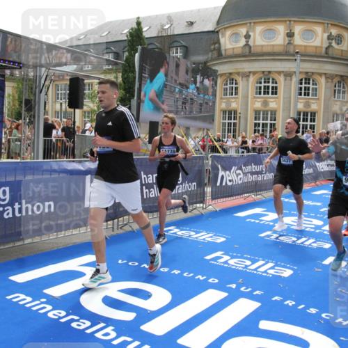 29.06.2025 - hella hamburg halbmarathon Michael Strokosch http://msf.ph/oto/8487161 29.06.2025 10:43:53 Ziel 1976, 3437, 3697, 3907, 5624, 5692, 7185, 8145, 9043, 9159, 9374, 10493, 11153, 11778, 11809, 11848, 12966, 13897, 14861, 15512, 16062, 16105, 17376, 18650, 18678 meine-sportfotos.de