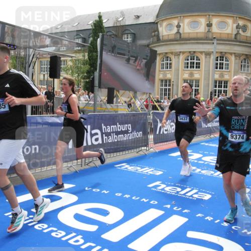 29.06.2025 - hella hamburg halbmarathon Michael Strokosch http://msf.ph/oto/8487186 29.06.2025 10:43:54 Ziel 3437, 3697, 3907, 5624, 5692, 7185, 8145, 9043, 9374, 10493, 11153, 11778, 11809, 11848, 12966, 13897, 14861, 15512, 16062, 16549, 17376, 17403, 18650, 18678 meine-sportfotos.de