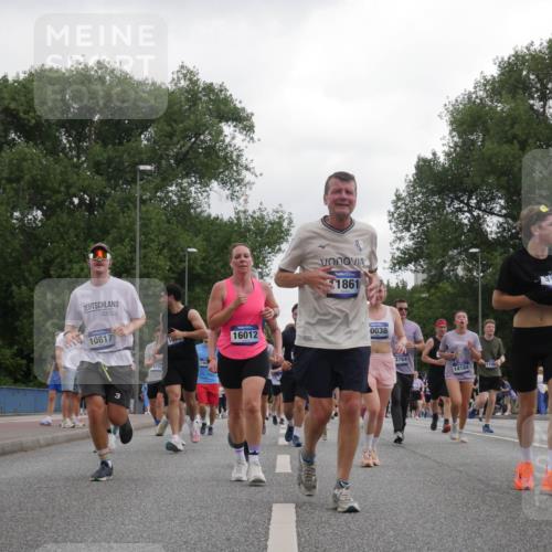 29.06.2025 - hella hamburg halbmarathon Luisa Fischer http://msf.ph/oto/8487411 29.06.2025 10:53:05 Kennedybrücke 10617, 19135, 16012, 1861, 0038, 3764, 14184, 174, 9015, 1805, 2541, 2997, 4589, 5106, 9015, 9162, 10038 meine-sportfotos.de