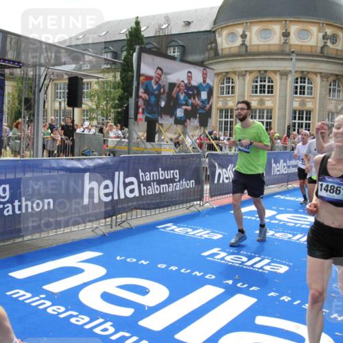 29.06.2025 - hella hamburg halbmarathon Michael Strokosch http://msf.ph/oto/8487421 29.06.2025 10:43:58 Ziel 3697, 3907, 4981, 5624, 5692, 8063, 8145, 8900, 9043, 10493, 10596, 11809, 12438, 12966, 14861, 15383, 16549, 17376, 17403, 18678 meine-sportfotos.de