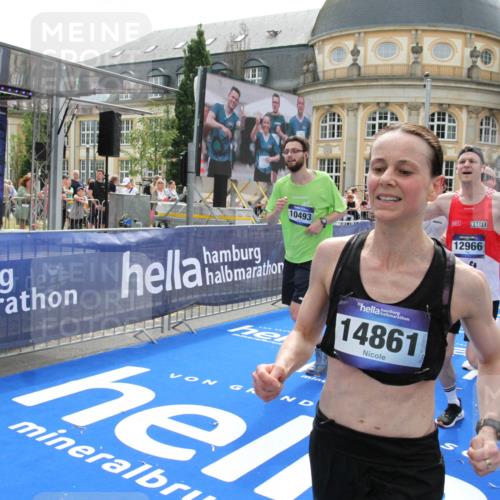 29.06.2025 - hella hamburg halbmarathon Michael Strokosch http://msf.ph/oto/8487449 29.06.2025 10:43:58 Ziel 3697, 3907, 4981, 5624, 5692, 8063, 8145, 8900, 9043, 10493, 10596, 11809, 12438, 12966, 14861, 15383, 16549, 17376, 17403, 18678 meine-sportfotos.de