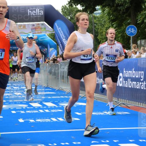 29.06.2025 - hella hamburg halbmarathon Strokosch-Dieckow http://msf.ph/oto/8487568 29.06.2025 10:44:26 Ziel 1057, 1468, 1902, 3305, 4310, 4691, 7191, 7322, 7710, 8928, 12327, 12554, 14464, 14667, 15862, 16803, 17097, 17729, 18765, 18806 meine-sportfotos.de