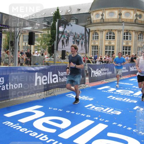 29.06.2025 - hella hamburg halbmarathon Michael Strokosch http://msf.ph/oto/8487666 29.06.2025 10:44:03 Ziel 1558, 4981, 6705, 8063, 8900, 9081, 10596, 11346, 12438, 15383, 16549, 17403, 17516, 17977 meine-sportfotos.de