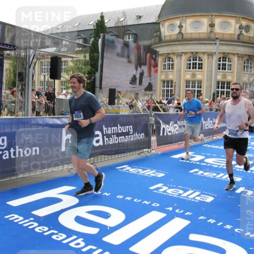29.06.2025 - hella hamburg halbmarathon Michael Strokosch http://msf.ph/oto/8487691 29.06.2025 10:44:03 Ziel 1558, 4981, 6705, 8063, 8900, 9081, 10596, 11346, 12438, 15383, 16549, 17403, 17516, 17977 meine-sportfotos.de