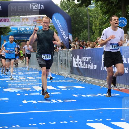 29.06.2025 - hella hamburg halbmarathon Strokosch-Dieckow http://msf.ph/oto/8487723 29.06.2025 10:44:22 Ziel 1057, 1220, 1413, 1415, 1902, 4310, 4691, 5275, 7191, 8722, 8928, 9444, 12327, 12528, 12554, 14464, 14667, 16547, 16803, 16893, 17729, 18806 meine-sportfotos.de