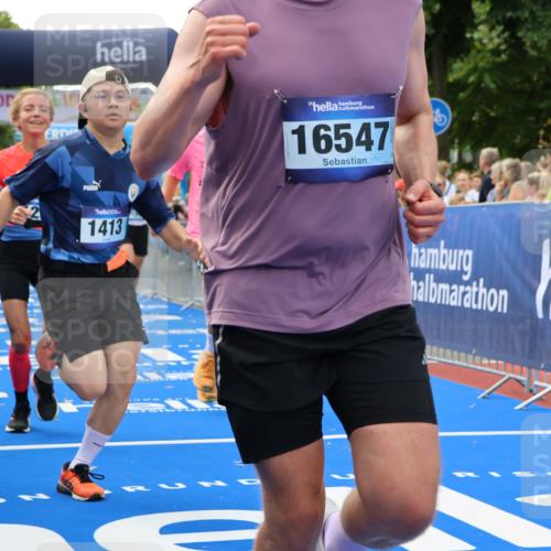 29.06.2025 - hella hamburg halbmarathon Strokosch-Dieckow http://msf.ph/oto/8487801 29.06.2025 10:44:19 Ziel 1057, 1220, 1413, 1415, 1902, 4310, 4691, 5275, 5884, 7005, 7191, 8722, 9444, 12159, 12327, 12528, 14687, 15225, 16301, 16316, 16547, 16803, 16893, 18691, 18806 meine-sportfotos.de