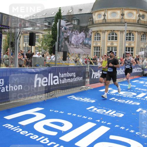 29.06.2025 - hella hamburg halbmarathon Michael Strokosch http://msf.ph/oto/8488379 29.06.2025 10:44:17 Ziel 1413, 1415, 4999, 5231, 5275, 5884, 7005, 8722, 9444, 9633, 10193, 10930, 12159, 14686, 14687, 15225, 15280, 16301, 16316, 16648, 16893, 17748, 18691 meine-sportfotos.de