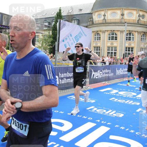 29.06.2025 - hella hamburg halbmarathon Michael Strokosch http://msf.ph/oto/8488518 29.06.2025 10:44:20 Ziel 1220, 1413, 1415, 5275, 5884, 7005, 8722, 9444, 12159, 12528, 14686, 14687, 15225, 15280, 16301, 16316, 16547, 16893, 18691 meine-sportfotos.de