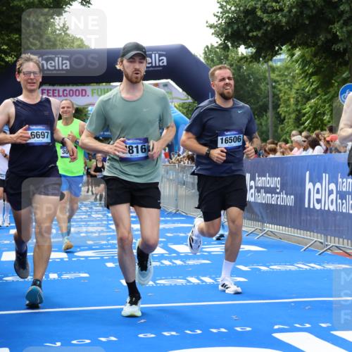 29.06.2025 - hella hamburg halbmarathon Strokosch-Dieckow http://msf.ph/oto/8488588 29.06.2025 10:44:05 Ziel 1391, 1558, 2816, 3021, 4981, 4999, 5231, 6705, 9081, 9633, 10193, 10930, 11346, 12159, 13123, 14686, 14687, 15225, 15280, 15383, 16506, 16648, 16697, 17516, 17748, 17977, 18004, 18691 meine-sportfotos.de