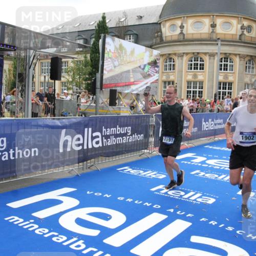 29.06.2025 - hella hamburg halbmarathon Michael Strokosch http://msf.ph/oto/8488873 29.06.2025 10:44:28 Ziel 1057, 1902, 4310, 4691, 7191, 8928, 12327, 12554, 14667, 16803, 17729, 18806 meine-sportfotos.de