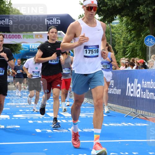 29.06.2025 - hella hamburg halbmarathon Strokosch-Dieckow http://msf.ph/oto/8488899 29.06.2025 10:44:01 Ziel 1391, 1558, 2816, 3021, 4981, 6705, 8063, 8900, 9081, 9633, 10193, 10596, 10930, 11346, 12438, 13123, 15383, 16506, 16549, 16648, 16697, 17403, 17516, 17977, 18004 meine-sportfotos.de