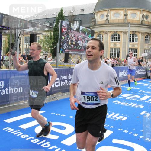 29.06.2025 - hella hamburg halbmarathon Michael Strokosch http://msf.ph/oto/8488920 29.06.2025 10:44:28 Ziel 1057, 1902, 4310, 4691, 7191, 8928, 12327, 12554, 14667, 16803, 17729, 18806 meine-sportfotos.de