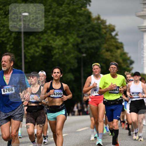 29.06.2025 - hella hamburg halbmarathon Dr. Thomas Lammeyer http://msf.ph/oto/8488928 29.06.2025 10:21:31 Kennedybrücke 1083, 1137, 1156, 1204, 1795, 2225, 2259, 2860, 2908, 3210, 3464, 3466, 3802, 3803, 4852, 5390, 5929, 5930, 5995, 6126, 6128, 6254, 6336, 6352, 6520, 6522, 6786, 7011, 7115, 7291, 7945, 8210, 8253, 8309, 8351, 8433, 8558, 8895, 9259, 9400, 9647, 9848, 10460, 10592, 10620 meine-sportfotos.de