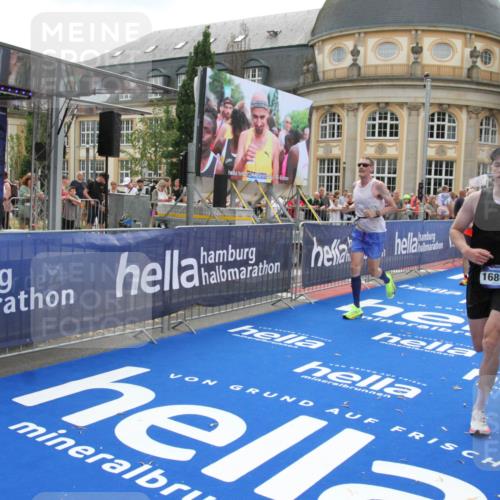 29.06.2025 - hella hamburg halbmarathon Michael Strokosch http://msf.ph/oto/8488934 29.06.2025 10:44:29 Ziel 1057, 1902, 4310, 4691, 7191, 8928, 12327, 12554, 14464, 14667, 16803, 17729, 18806 meine-sportfotos.de