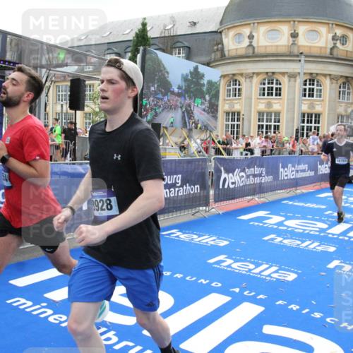 29.06.2025 - hella hamburg halbmarathon Michael Strokosch http://msf.ph/oto/8489317 29.06.2025 10:44:35 Ziel 1057, 1468, 2365, 2402, 3305, 5476, 6495, 7322, 7710, 8928, 12554, 12711, 14351, 14464, 14667, 14798, 15862, 17097, 17729, 18539, 18765 meine-sportfotos.de