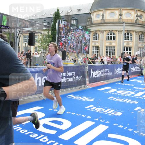 29.06.2025 - hella hamburg halbmarathon Michael Strokosch http://msf.ph/oto/8489421 29.06.2025 10:44:37 Ziel 1468, 1782, 2365, 2402, 3305, 4991, 5476, 6490, 6495, 7322, 7710, 8928, 12554, 12711, 14351, 14464, 14798, 14816, 15862, 16224, 17097, 18107, 18464, 18539, 18560, 18765, 19206 meine-sportfotos.de