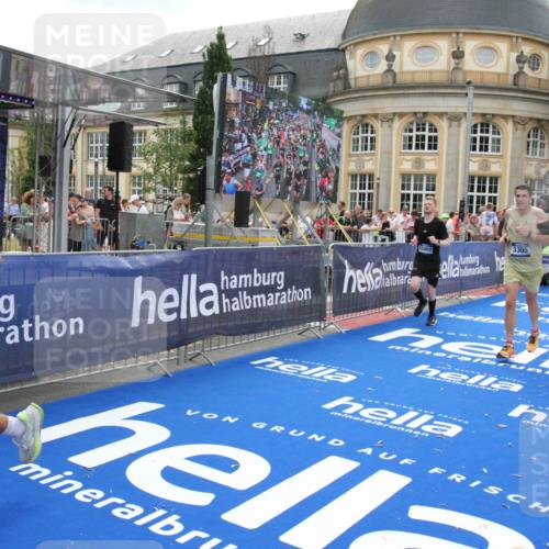 29.06.2025 - hella hamburg halbmarathon Michael Strokosch http://msf.ph/oto/8489433 29.06.2025 10:44:38 Ziel 1468, 1782, 2365, 2402, 3305, 4991, 5476, 6490, 6495, 7322, 7710, 10669, 12711, 14351, 14464, 14798, 14816, 15862, 16224, 17097, 18107, 18464, 18539, 18560, 18765, 18868, 19206 meine-sportfotos.de