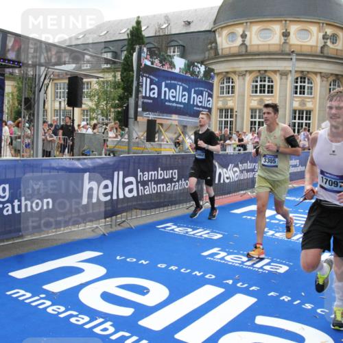 29.06.2025 - hella hamburg halbmarathon Michael Strokosch http://msf.ph/oto/8489445 29.06.2025 10:44:38 Ziel 1468, 1782, 2365, 2402, 3305, 4991, 5476, 6490, 6495, 7322, 7710, 10669, 12711, 14351, 14464, 14798, 14816, 15862, 16224, 17097, 18107, 18464, 18539, 18560, 18765, 18868, 19206 meine-sportfotos.de