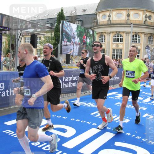 29.06.2025 - hella hamburg halbmarathon Michael Strokosch http://msf.ph/oto/8489523 29.06.2025 10:44:41 Ziel 1468, 1782, 2365, 2402, 3305, 4991, 5476, 6490, 6495, 7710, 10669, 12711, 14351, 14798, 14816, 15862, 16224, 18107, 18437, 18464, 18539, 18560, 18868, 19206 meine-sportfotos.de