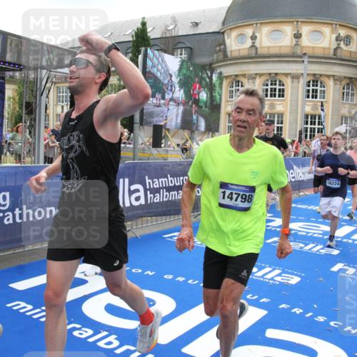 29.06.2025 - hella hamburg halbmarathon Michael Strokosch http://msf.ph/oto/8489535 29.06.2025 10:44:42 Ziel 1468, 1782, 2365, 2402, 4991, 5476, 6490, 6495, 7710, 10669, 12711, 14351, 14798, 14816, 15185, 15233, 16224, 18107, 18437, 18464, 18539, 18560, 18868, 19206 meine-sportfotos.de