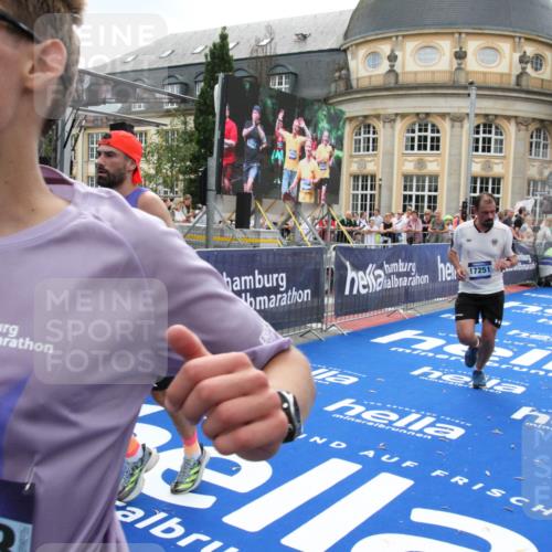 29.06.2025 - hella hamburg halbmarathon Michael Strokosch http://msf.ph/oto/8489715 29.06.2025 10:44:49 Ziel 1941, 2970, 3004, 3098, 3785, 4270, 4915, 7056, 7167, 7325, 15185, 15233, 16834, 17251, 18437, 19207, 19210 meine-sportfotos.de