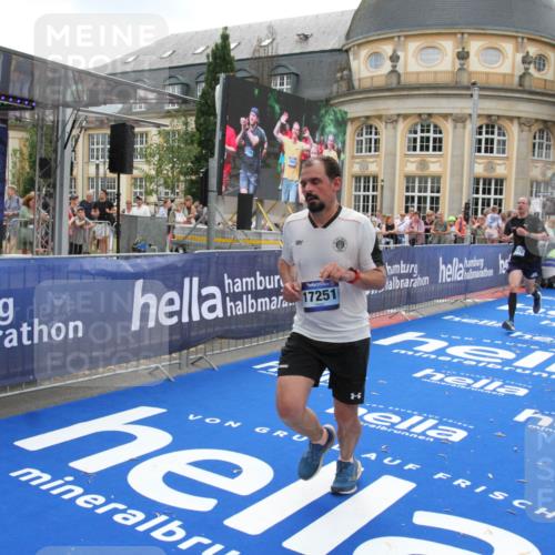 29.06.2025 - hella hamburg halbmarathon Michael Strokosch http://msf.ph/oto/8489727 29.06.2025 10:44:50 Ziel 1941, 2970, 3004, 3098, 3785, 4270, 4915, 7056, 7167, 7325, 15185, 15233, 16834, 17251, 19207, 19210 meine-sportfotos.de