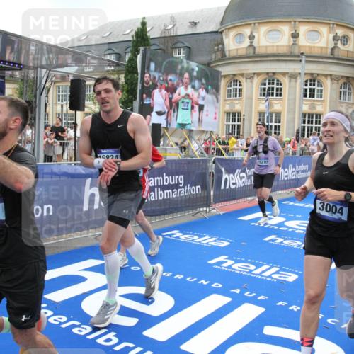 29.06.2025 - hella hamburg halbmarathon Michael Strokosch http://msf.ph/oto/8489833 29.06.2025 10:44:54 Ziel 1941, 2098, 2970, 3004, 3098, 3785, 4425, 4915, 7056, 7167, 7325, 9720, 12161, 16834, 17406, 18631, 19207, 19210 meine-sportfotos.de