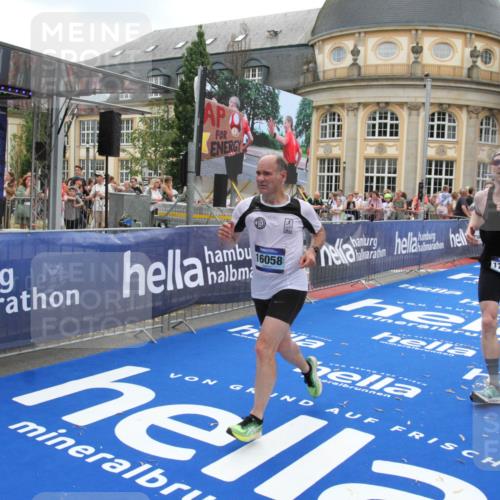 29.06.2025 - hella hamburg halbmarathon Michael Strokosch http://msf.ph/oto/8490210 29.06.2025 10:45:05 Ziel 1171, 1424, 1520, 3917, 4997, 6266, 7709, 7843, 9710, 10741, 11688, 13919, 15334, 15365, 16058, 17381, 17544, 18055 meine-sportfotos.de