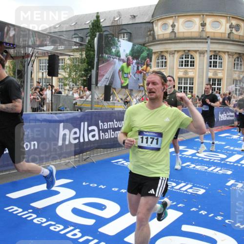 29.06.2025 - hella hamburg halbmarathon Michael Strokosch http://msf.ph/oto/8490261 29.06.2025 10:45:07 Ziel 1171, 2270, 3917, 4997, 6266, 7709, 7843, 9710, 10313, 10741, 11688, 13919, 15334, 15365, 16058, 16689, 17381, 17544 meine-sportfotos.de