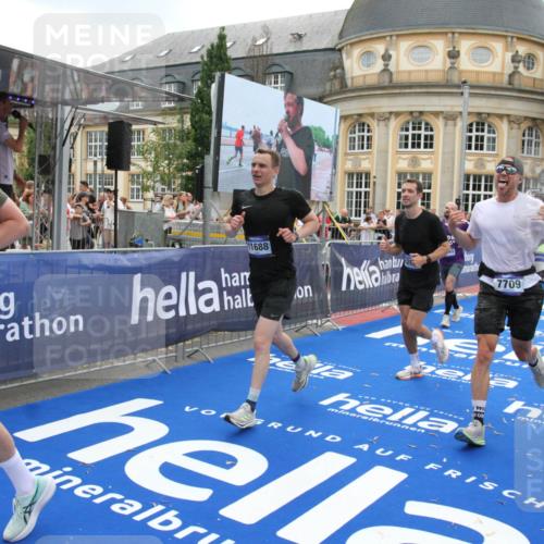 29.06.2025 - hella hamburg halbmarathon Michael Strokosch http://msf.ph/oto/8490286 29.06.2025 10:45:08 Ziel 1171, 2270, 3917, 4997, 6266, 7709, 7843, 9302, 9710, 10313, 10741, 11688, 13919, 15334, 15365, 16685, 16689, 17381 meine-sportfotos.de