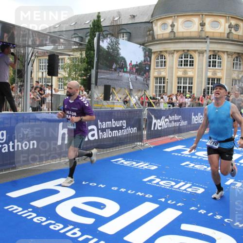 29.06.2025 - hella hamburg halbmarathon Michael Strokosch http://msf.ph/oto/8490356 29.06.2025 10:45:10 Ziel 2270, 3917, 4997, 6266, 6575, 6819, 7087, 7709, 7843, 9302, 9710, 10313, 10741, 11688, 13919, 15334, 15365, 16685, 16689, 17120, 17960, 18346, 18718 meine-sportfotos.de
