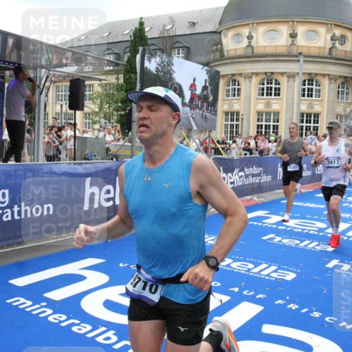 29.06.2025 - hella hamburg halbmarathon Michael Strokosch http://msf.ph/oto/8490403 29.06.2025 10:45:11 Ziel 2270, 3917, 4997, 6266, 6575, 6819, 7087, 7709, 9302, 9710, 10313, 10741, 11688, 13919, 15365, 15651, 16685, 16689, 17120, 17960, 18346, 18718 meine-sportfotos.de