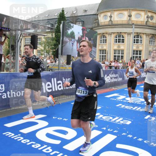 29.06.2025 - hella hamburg halbmarathon Michael Strokosch http://msf.ph/oto/8490481 29.06.2025 10:45:14 Ziel 2270, 4997, 6054, 6375, 6575, 6819, 7087, 9302, 10313, 12783, 15365, 15636, 15651, 15760, 16513, 16685, 16689, 17120, 17960, 18346, 18718 meine-sportfotos.de