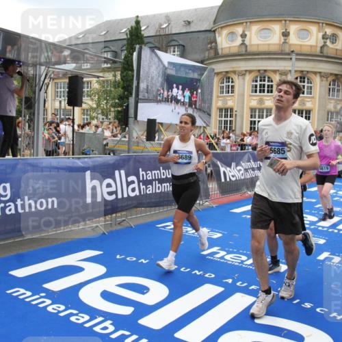 29.06.2025 - hella hamburg halbmarathon Michael Strokosch http://msf.ph/oto/8490490 29.06.2025 10:45:14 Ziel 2270, 4997, 6054, 6375, 6575, 6819, 7087, 9302, 10313, 12783, 15365, 15636, 15651, 15760, 16513, 16685, 16689, 17120, 17960, 18346, 18718 meine-sportfotos.de