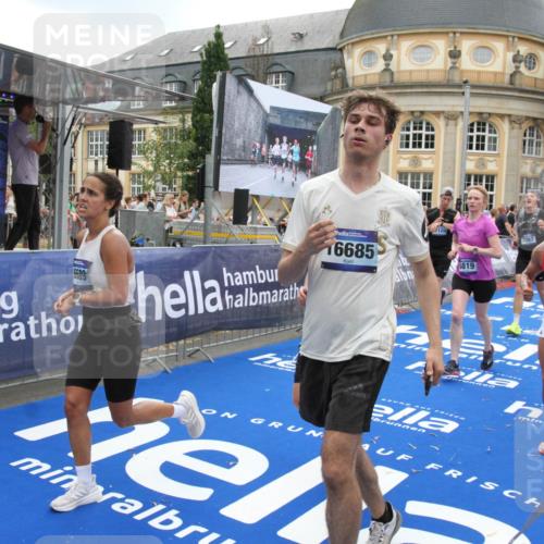 29.06.2025 - hella hamburg halbmarathon Michael Strokosch http://msf.ph/oto/8490501 29.06.2025 10:45:15 Ziel 2270, 6054, 6375, 6575, 6819, 7087, 9302, 10313, 12783, 15636, 15651, 15741, 15760, 16513, 16685, 16689, 17120, 17960, 18346, 18718 meine-sportfotos.de