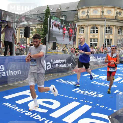 29.06.2025 - hella hamburg halbmarathon Michael Strokosch http://msf.ph/oto/8490658 29.06.2025 10:45:23 Ziel 1697, 2188, 2367, 2470, 3186, 5706, 9105, 10064, 11469, 12783, 14703, 15563, 15636, 15741, 15760, 16513, 17499 meine-sportfotos.de
