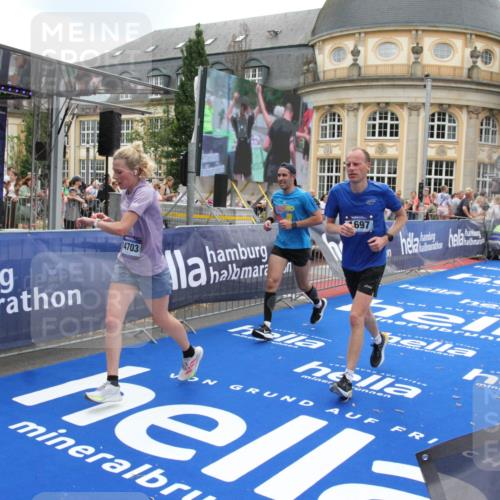 29.06.2025 - hella hamburg halbmarathon Michael Strokosch http://msf.ph/oto/8490757 29.06.2025 10:45:29 Ziel 1697, 2367, 2470, 3186, 11469, 12277, 12643, 14703, 16725, 17499, 18407, 18638 meine-sportfotos.de