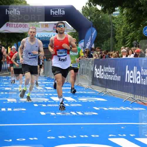 29.06.2025 - hella hamburg halbmarathon Strokosch-Dieckow http://msf.ph/oto/8490770 29.06.2025 10:43:30 Ziel 2653, 3116, 3928, 4080, 5124, 5436, 5506, 7635, 8664, 9931, 10237, 10246, 11648, 12623, 13996, 14484, 14690, 16338, 17391, 17912, 18513, 18775, 18810, 18942, 19009, 19051, 19229 meine-sportfotos.de
