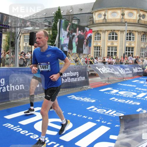 29.06.2025 - hella hamburg halbmarathon Michael Strokosch http://msf.ph/oto/8490774 29.06.2025 10:45:30 Ziel 1697, 3186, 6831, 11469, 12277, 12643, 14062, 14703, 16725, 17499, 18407, 18638 meine-sportfotos.de