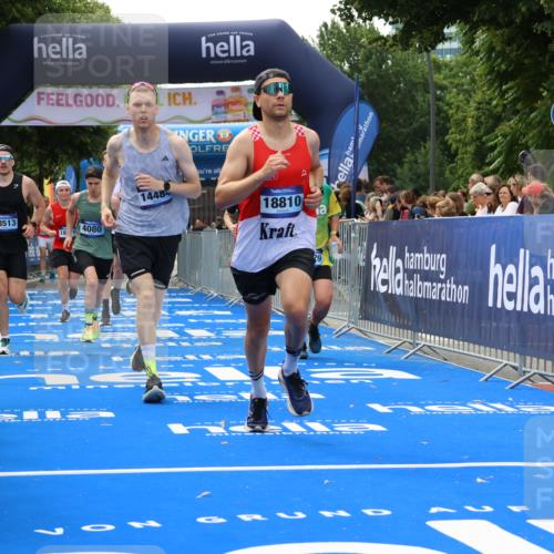 29.06.2025 - hella hamburg halbmarathon Strokosch-Dieckow http://msf.ph/oto/8490875 29.06.2025 10:43:31 Ziel 3116, 3928, 4080, 5124, 5436, 5506, 7635, 8664, 9931, 10237, 10246, 11648, 12623, 13996, 14484, 14690, 16338, 17391, 17912, 18449, 18513, 18775, 18810, 18942, 19051, 19229 meine-sportfotos.de