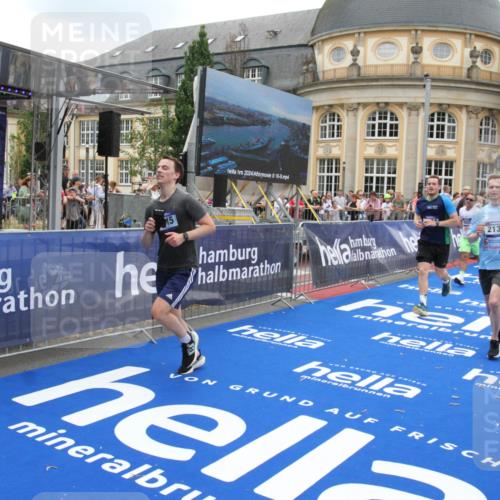 29.06.2025 - hella hamburg halbmarathon Michael Strokosch http://msf.ph/oto/8490912 29.06.2025 10:45:38 Ziel 2138, 2415, 5623, 6831, 8374, 8668, 11291, 11495, 12154, 14062, 14764, 15666, 17674, 18862, 18878 meine-sportfotos.de